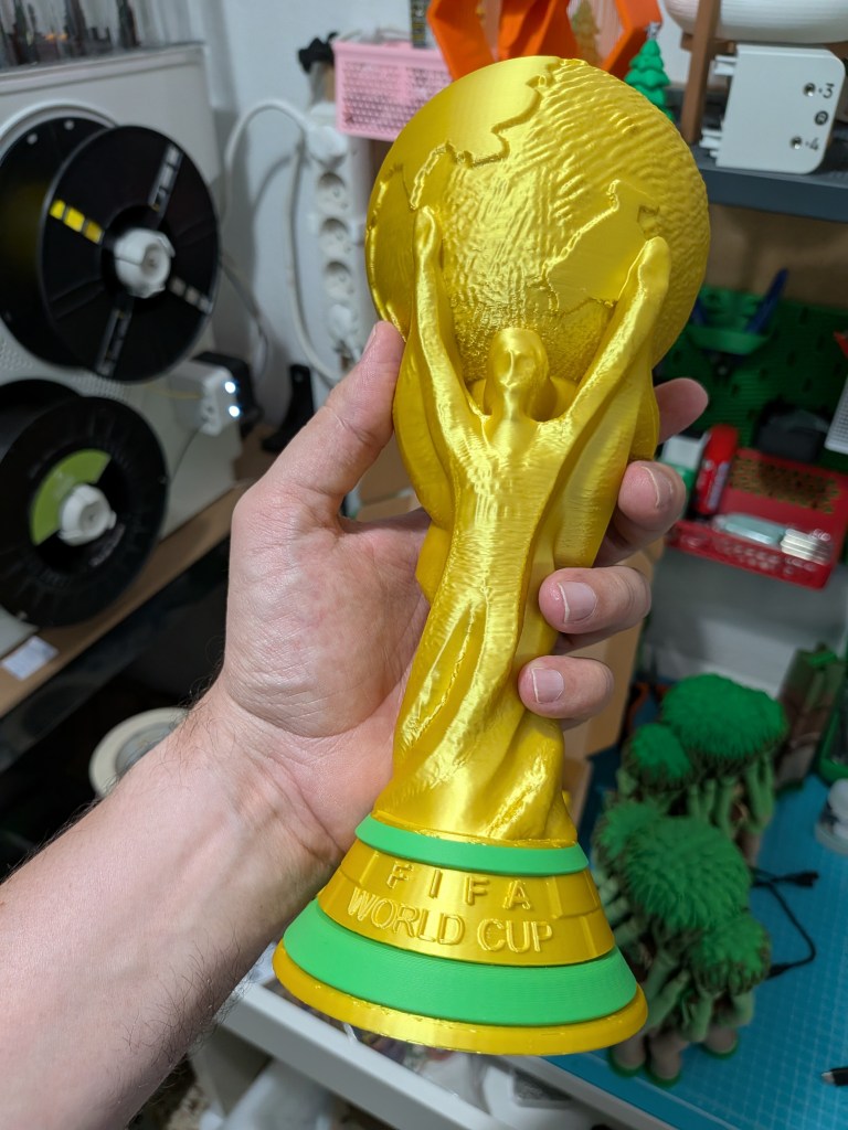 Trofeo FIFA World Cup impreso en 3D tamaño real en color dorado