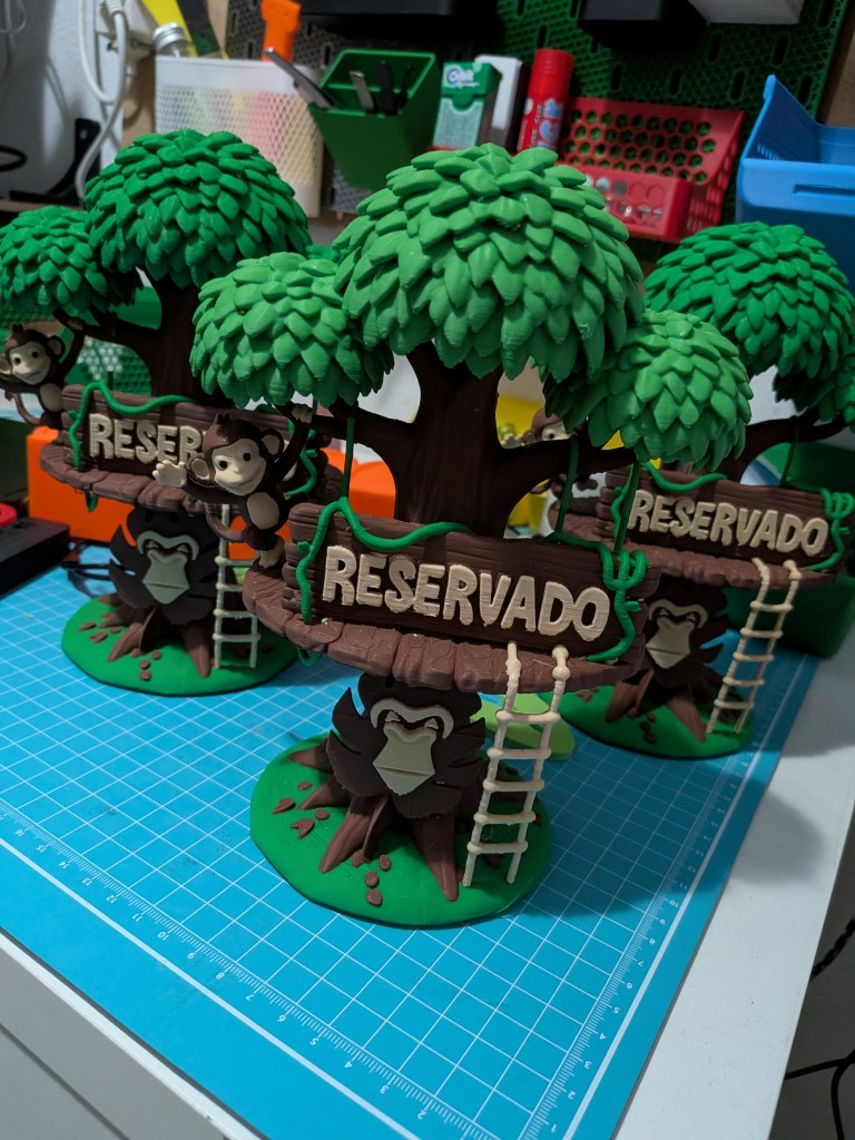 Esculturas decorativas con árboles personalizados en impresión 3D con letrero Reservado